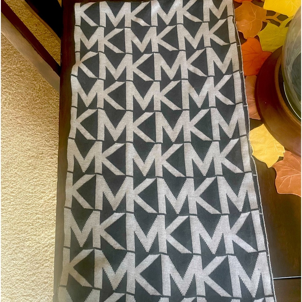 Michael Kors Infinity Scraf